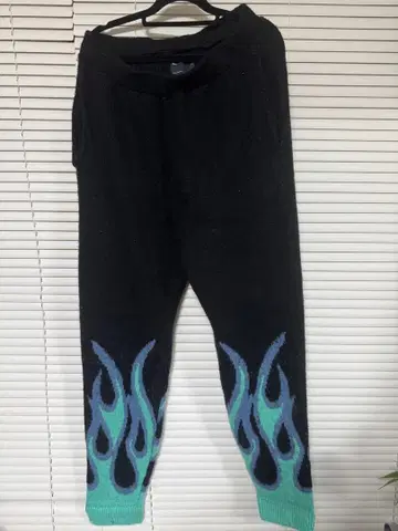 C.E 불꽃 무늬 니트 조거 팬츠