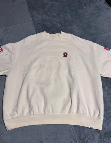 오버 사이즈 트레이닝복 크림색 아트 프린트