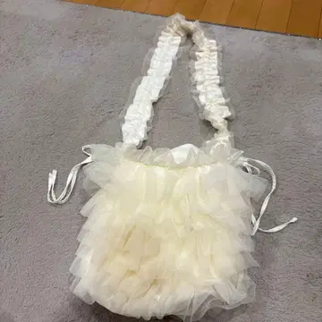 apres jour 아이보리 프릴 디자인 숄더백