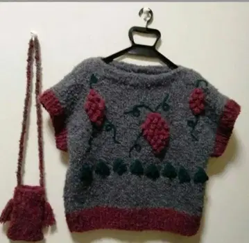 손뜨개질 스웨터와 미니백 핸드메이드