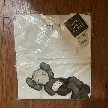 새상품 KAWS TOKYO FIRST T셔츠 S사이즈