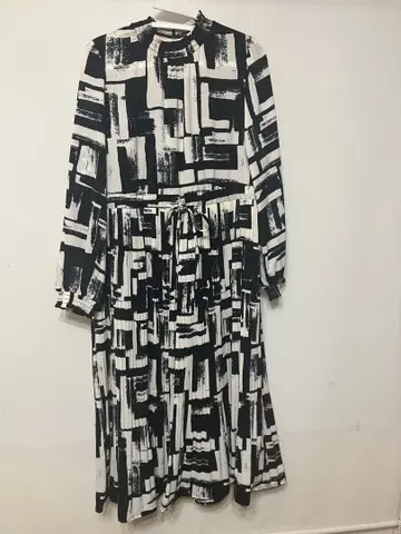 [ Bou Jeloud ] 모노톤 기하학 패턴 플리츠 원피스 긴팔