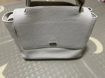 화이트 가죽 백 MBE