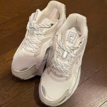 FILA BEAUTY & YOUTH 화이트 스니커즈