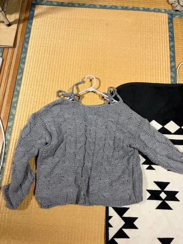 그레이 케이블 짜임 오프숄더 니트
