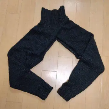 다크 그레이 터틀넥 니트