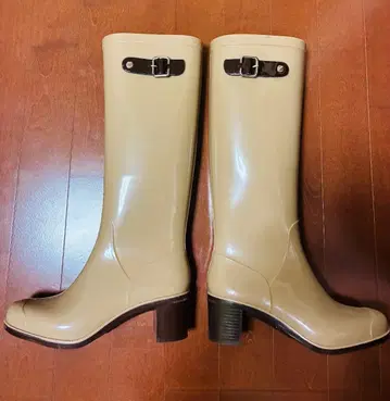 베이지 레인부츠 버클 포함 중간 힐