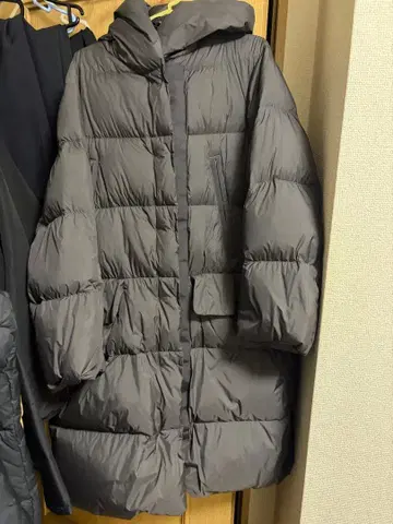 유니클로 +J 다크 그레이 후드 부착 다운 코트