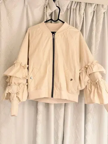 Whip Staff 프릴 소매 자켓 아이보리