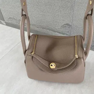 베이지 가죽 숄더백