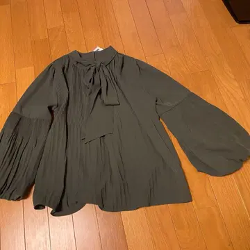 올리브 그린 플리츠 벌룬 슬리브 셔츠