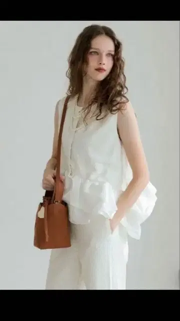 화이트 프릴 포함 셋업