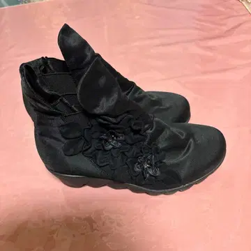 블랙 꽃 장식 숏부츠