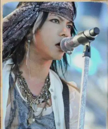 HYDE 착용 gunda 펄 귀걸이