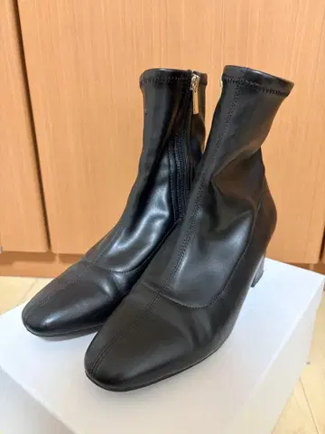 블랙 가죽 부츠 중간 굽 지퍼 포함