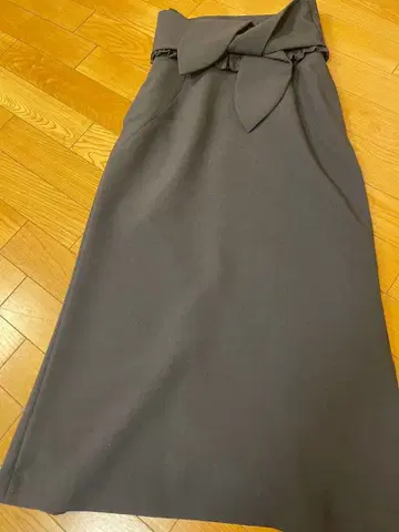 그레이 리본 포함 타이트 스커트