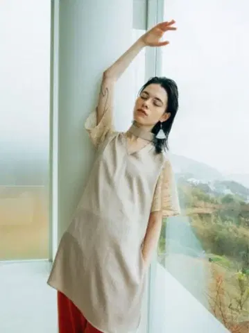 MARTE 레이스 슬리브 초커 헴 상의