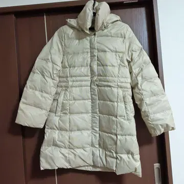 petit Honfleur 후드 부착 베이지 다운 자켓