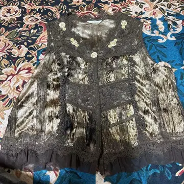 레이스 장식의 블랙과 골드 스트라이프 베스트