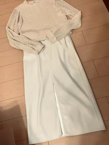 아이보리: 세련된 니트와 인조 가죽 스커트 셋업 (ZARA)