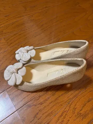 꽃 모티브가 달린 베이지 펌프스