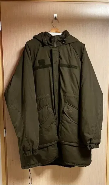 올리브 그린 밀리터리 후드 부착 자켓