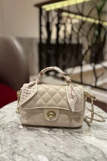 Kelly 퀼팅 체인 숄더백 KR13445