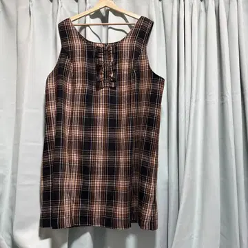 체크 무늬 슬리브리스 원피스