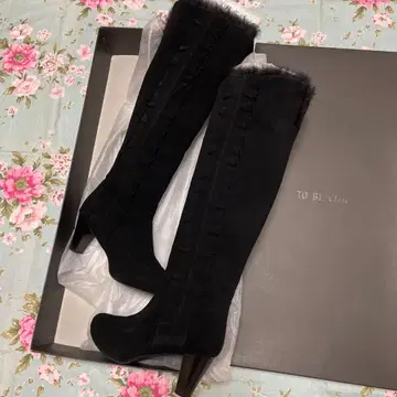 TO BE CHIC 블랙 스웨이드 퍼 부착 롱 부츠