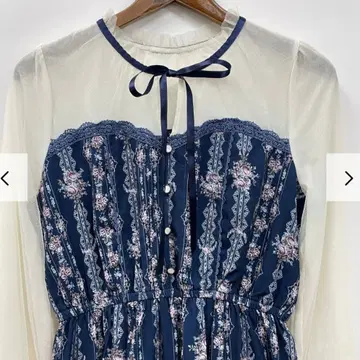 axes femme POETIQUE 로즈 부케 스트라이프 원피스