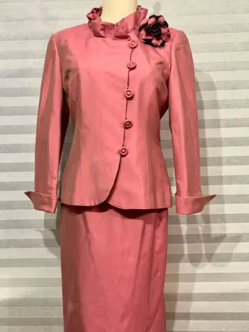 YUKITORI 실크제 핑크 포멀 슈트 꽃 브로치 포함