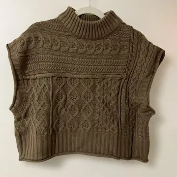 쏘포유 베이지 케이블 니트 하이넥 니트 베스트