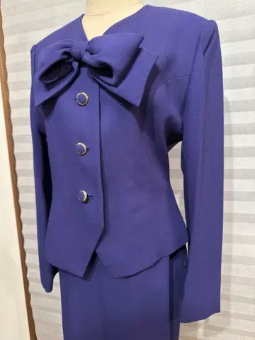 보라색 리본 포함 정장 세트
