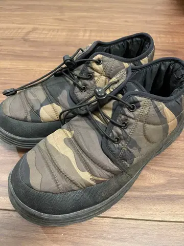 카모플라쥬 디자인 스니커즈