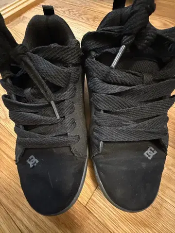 DC 블랙 스니커즈