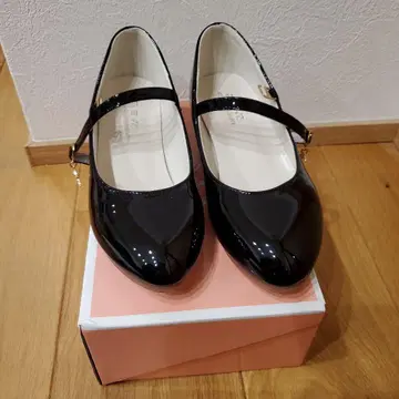 블랙 에나멜 스트랩 펌프스