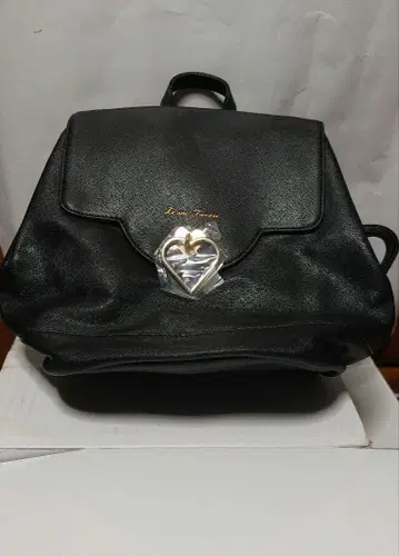 하트형 금장 장식 블랙 백팩