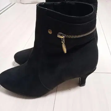 블랙 스웨이드 부티 지퍼 디자인