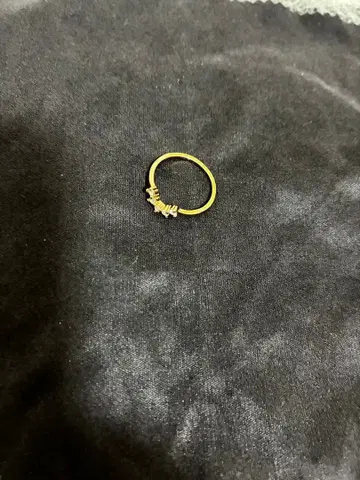 골드링 장식 포함