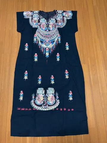 자수 장식 네이비 반팔 원피스