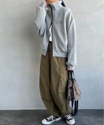 원포인트 로고 자수 숏 기장 맨투맨 트랙 자켓