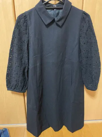 블랙 레이스 소매의 무릎 기장 원피스