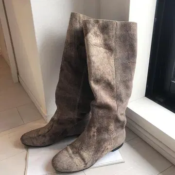 브라운 데미지 가공 롱 부츠 로우힐 와이드 샤프트