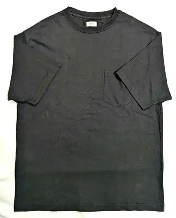 다크 그레이 포켓 부착 T셔츠