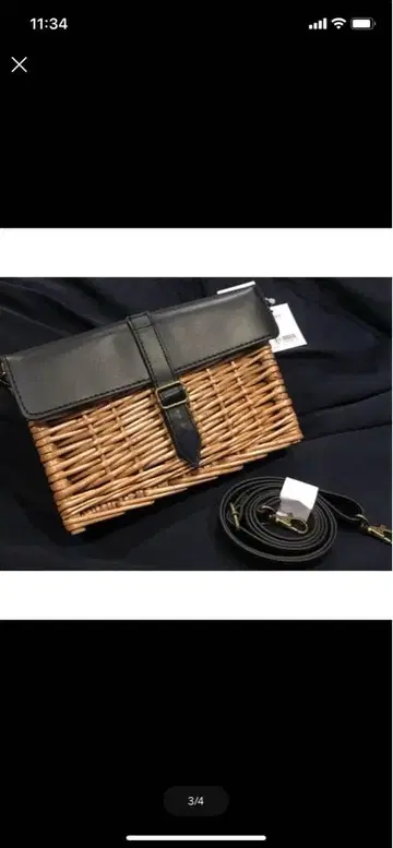 위커와 가죽 숄더백