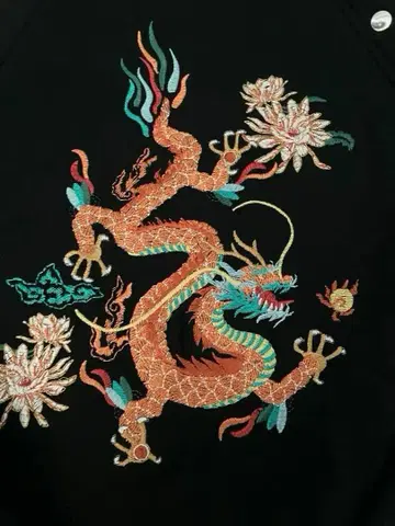 비비안 탐 용 자수 블랙 긴팔 맨투맨 38