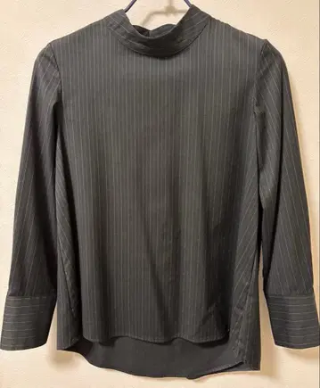 다크 그레이 스트라이프 하이넥 셔츠