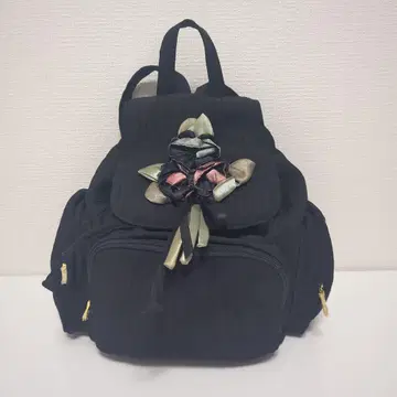 꽃 장식이 달린 블랙 백팩