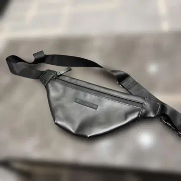 블랙 바디백 합성 피혁