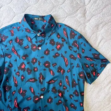 레오파드 무늬 오픈 카라 셔츠 블루 x 레드 계열